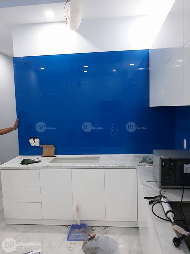 Kính bếp màu xanh nước biển tại Hồ Chí Minh